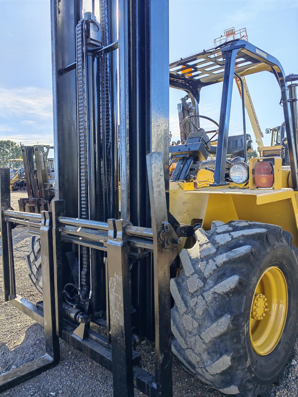 MONTACARGAS TODO TERRENO