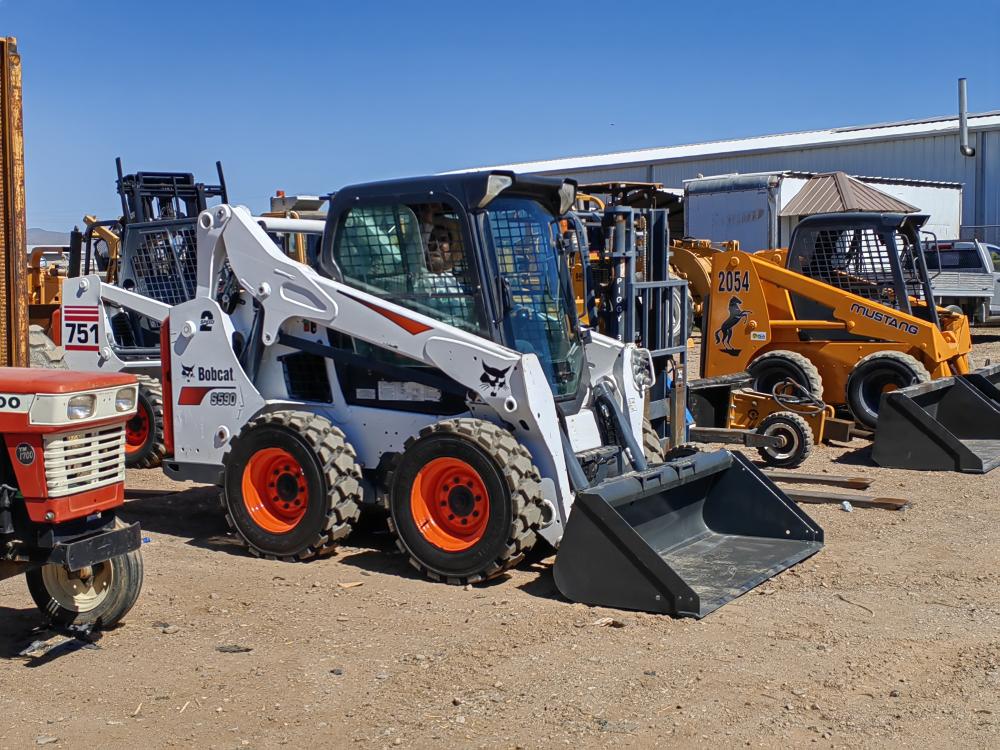 MINICARGADOR BOBCAT ENCABINADO