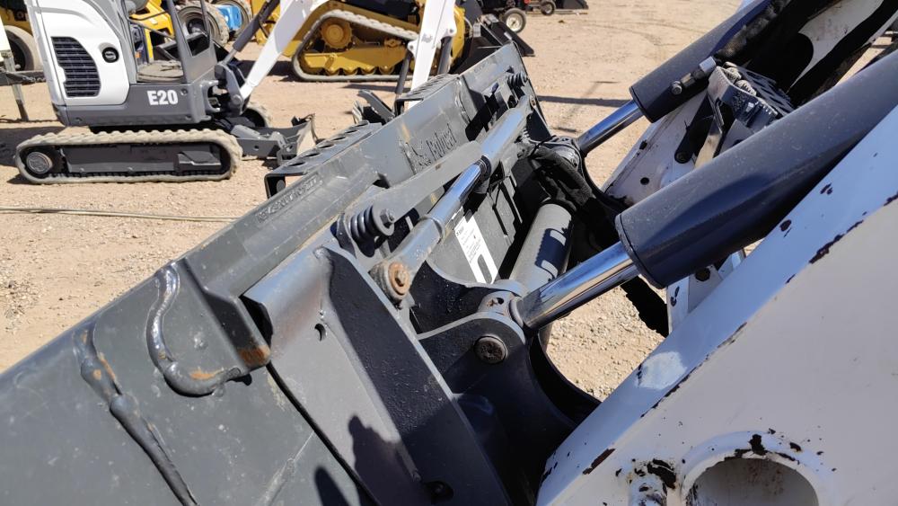 MINICARGADOR BOBCAT ENCABINADO