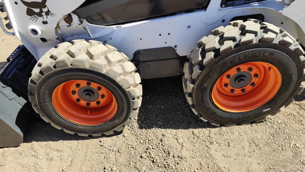 MINICARGADOR BOBCAT ENCABINADO