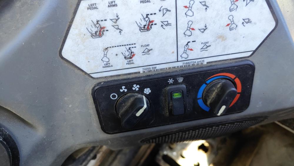 MINICARGADOR BOBCAT ENCABINADO