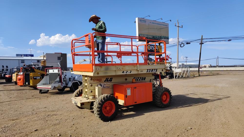 PLATAFORMA ELEVADORA TIPO TIJERA