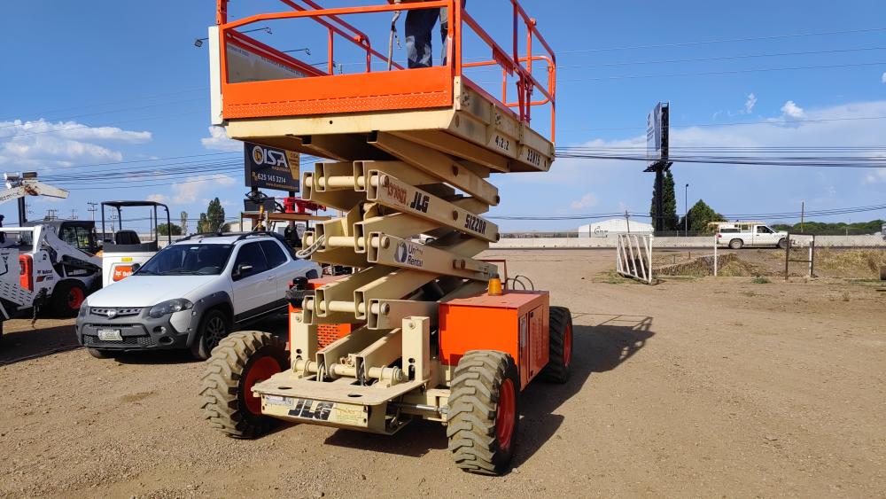 PLATAFORMA ELEVADORA TIPO TIJERA