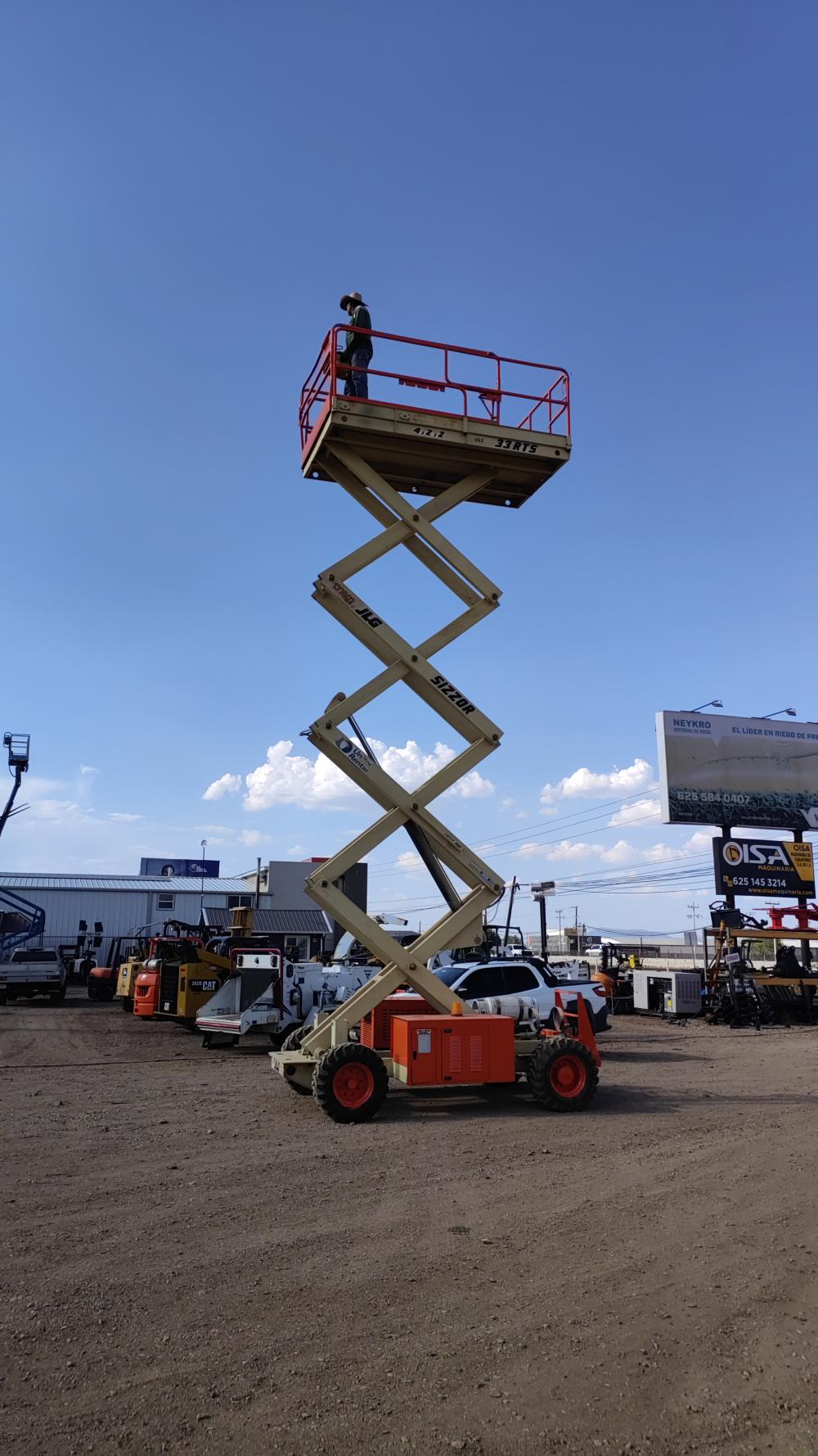 PLATAFORMA ELEVADORA TIPO TIJERA