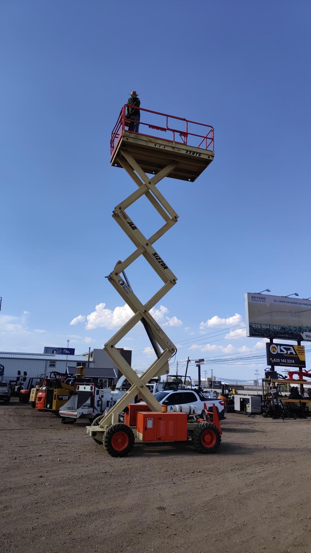 PLATAFORMA ELEVADORA TIPO TIJERA