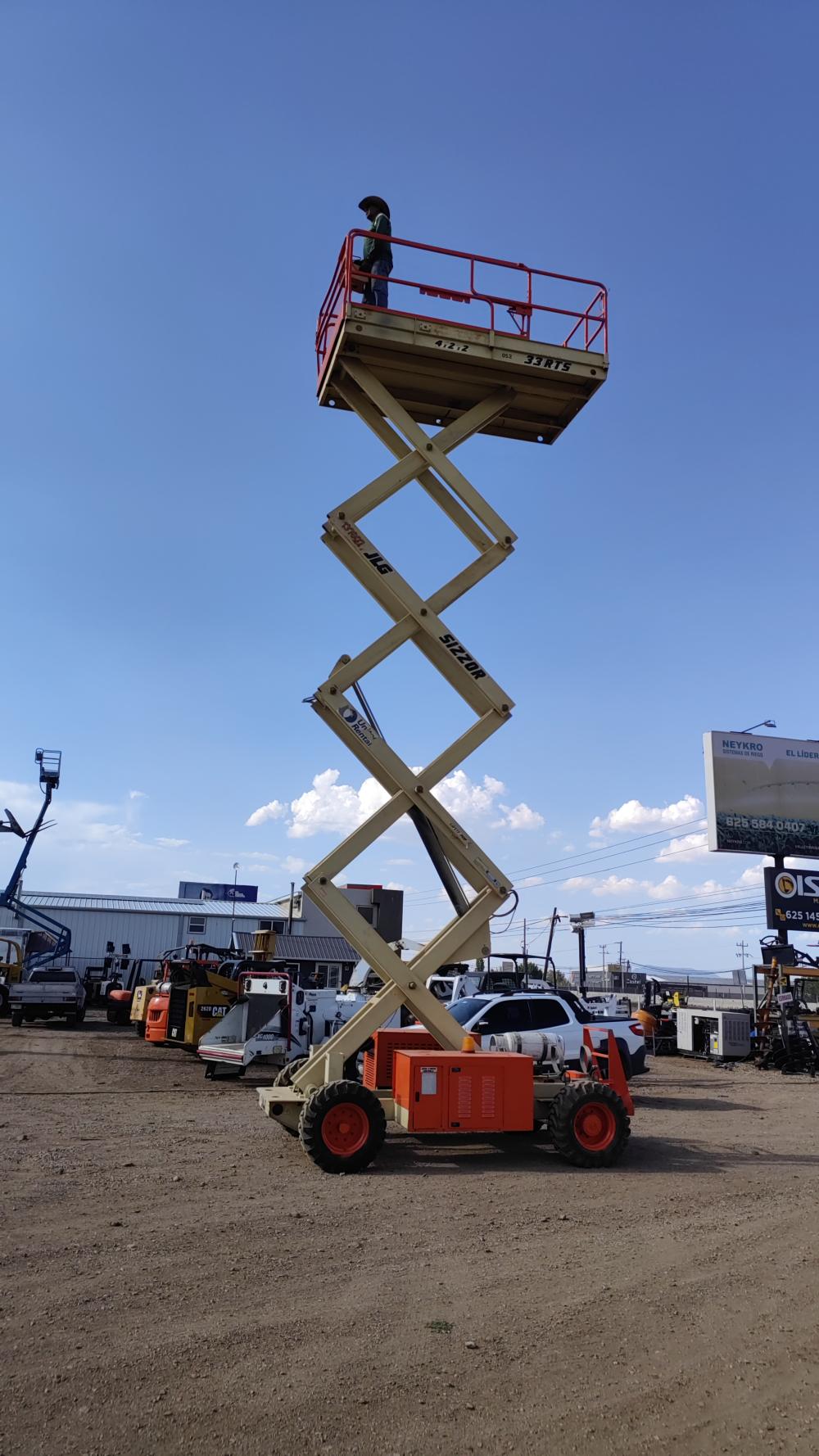 PLATAFORMA ELEVADORA TIPO TIJERA