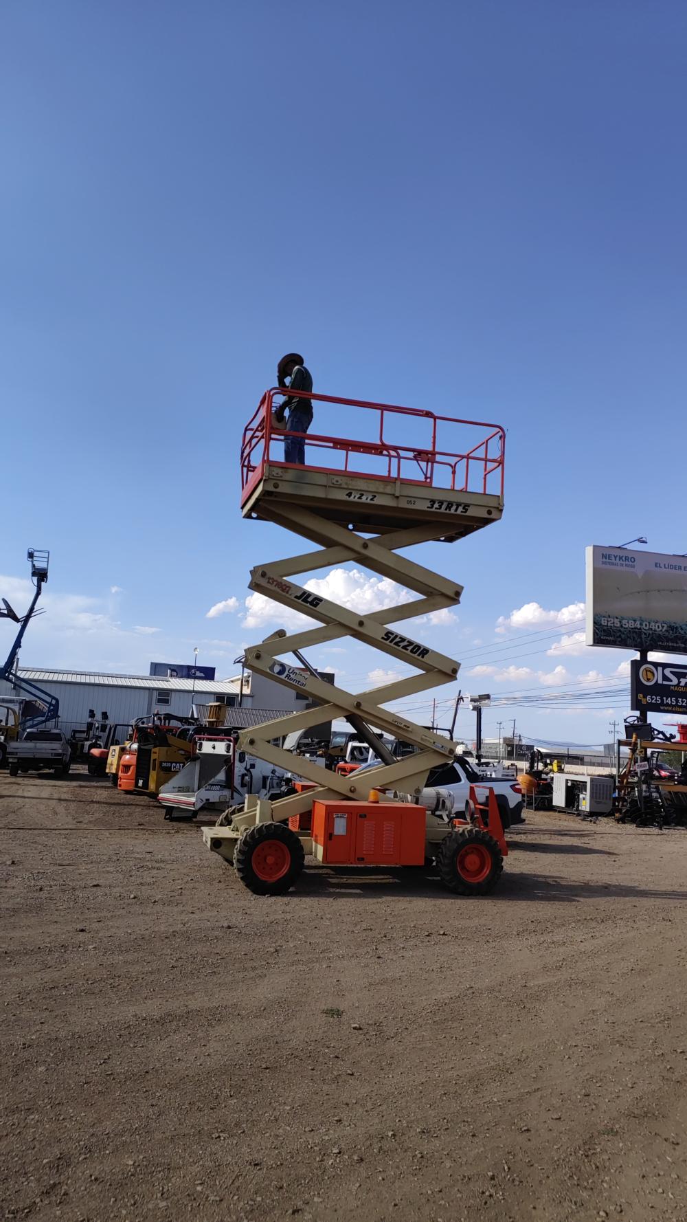 PLATAFORMA ELEVADORA TIPO TIJERA