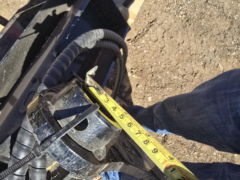 BOTE O PALA PARA RETROEXCAVADORA CON MOVIMIENTO