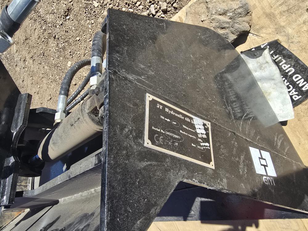 BOTE O PALA PARA RETROEXCAVADORA CON MOVIMIENTO