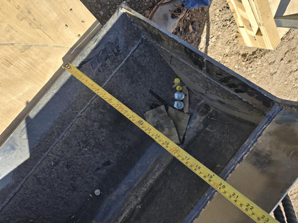 BOTE O PALA PARA RETROEXCAVADORA CON MOVIMIENTO