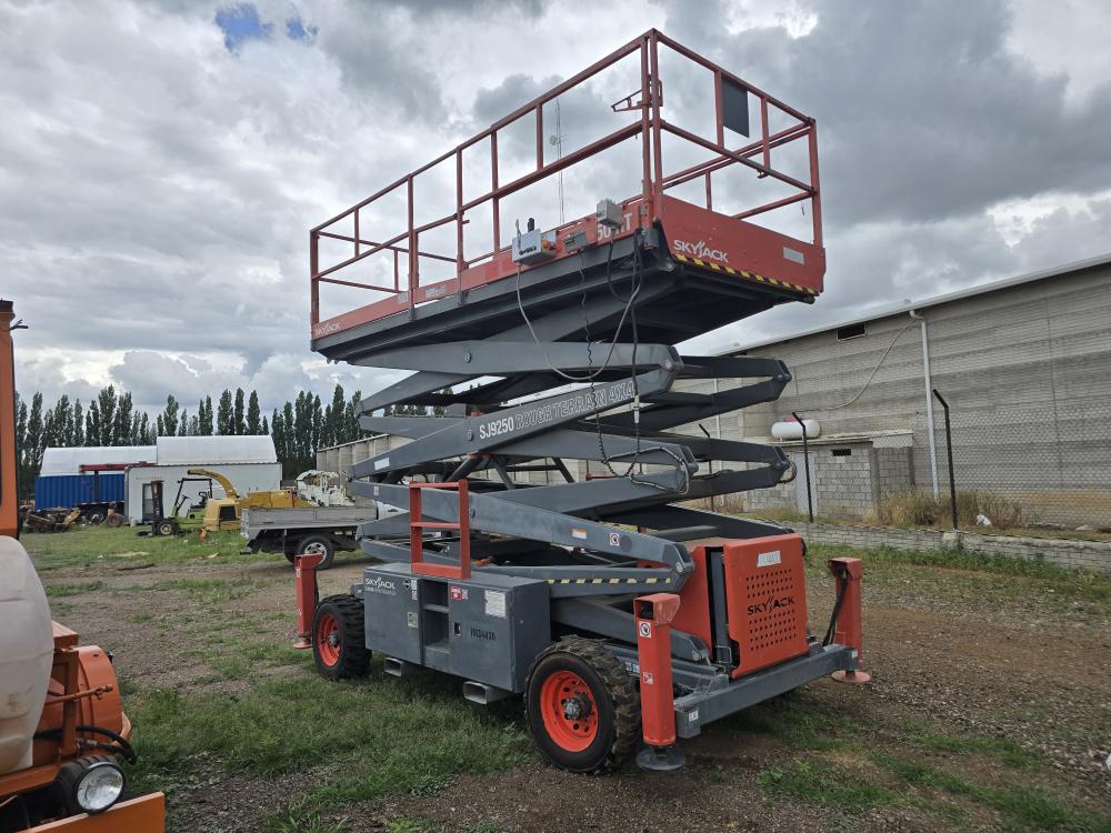 ASCENSOR DE TIPO TIJERA 50 PIES