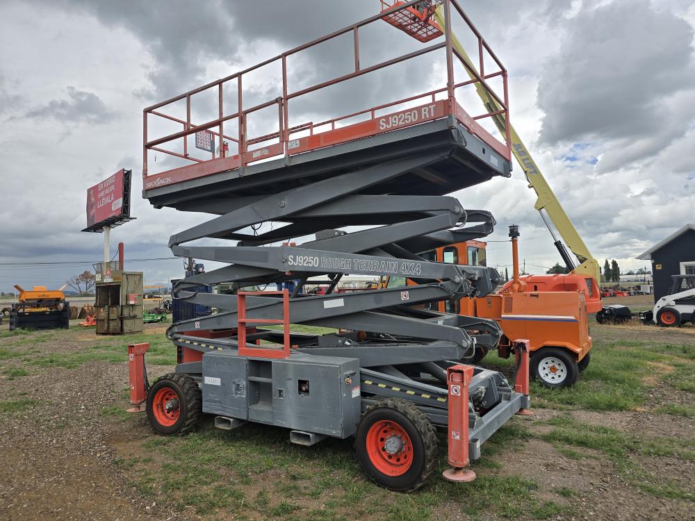 ASCENSOR DE TIPO TIJERA 50 PIES
