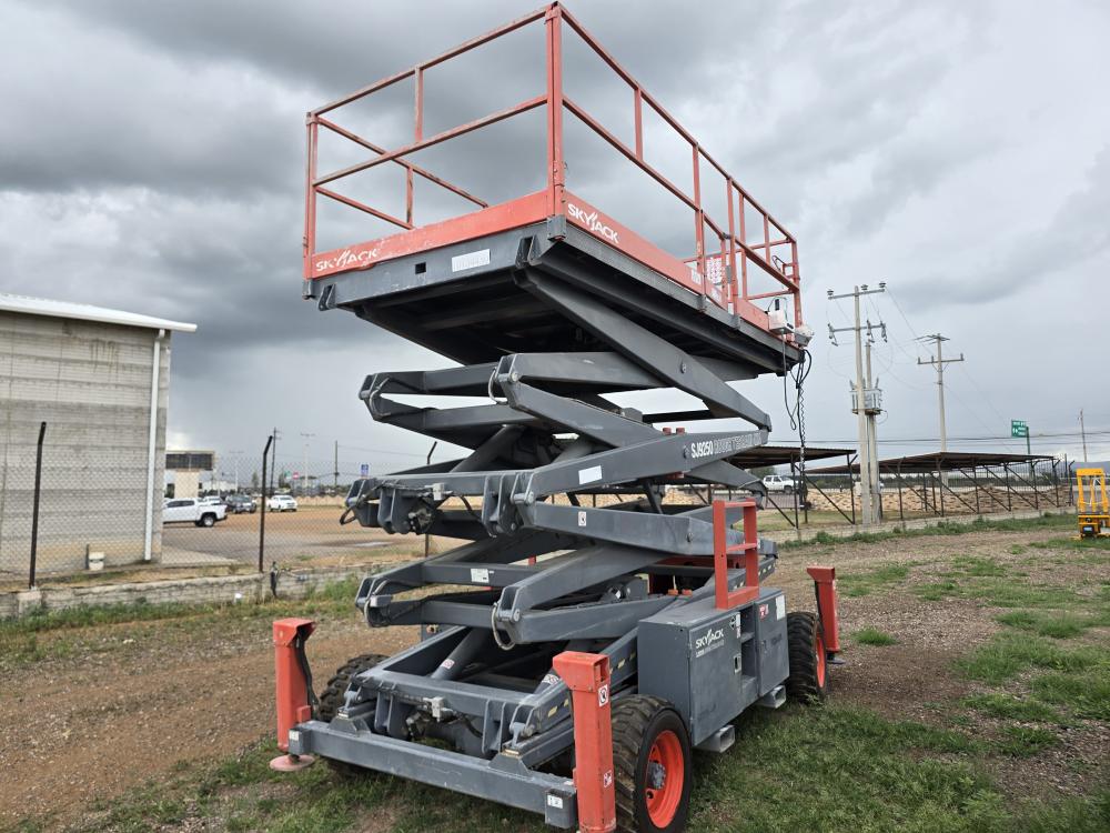 ASCENSOR DE TIPO TIJERA 50 PIES