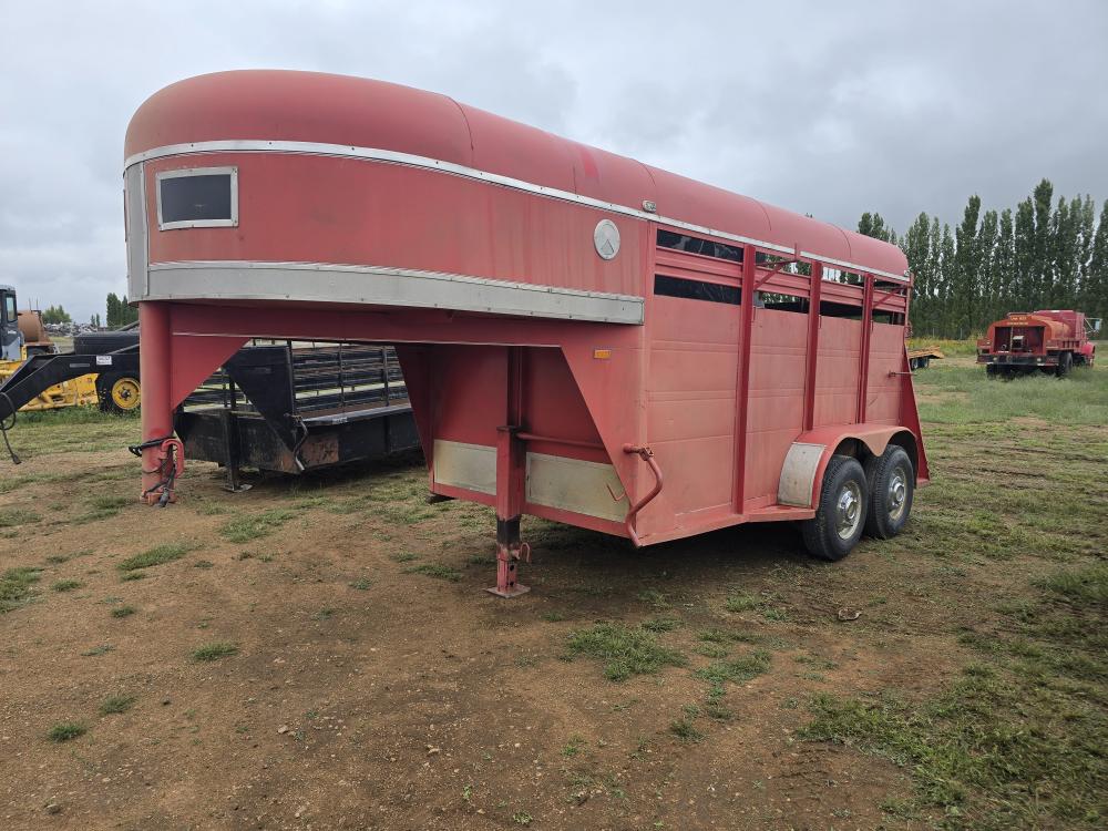REMOLQUE PARA CABALLOS CON DORMITORIO