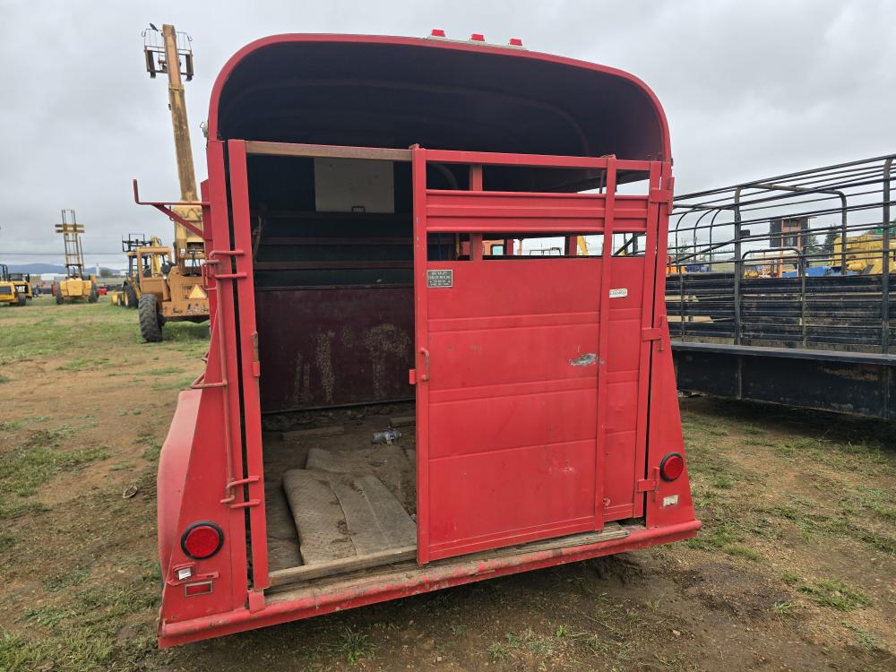 REMOLQUE PARA CABALLOS CON DORMITORIO
