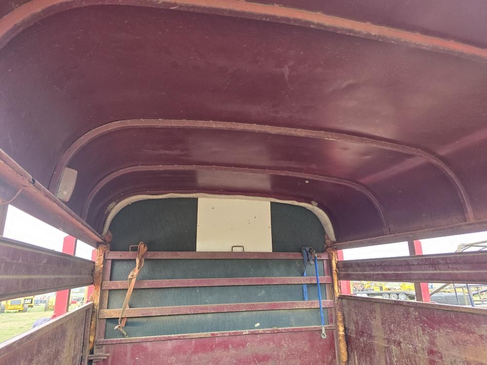 REMOLQUE PARA CABALLOS CON DORMITORIO