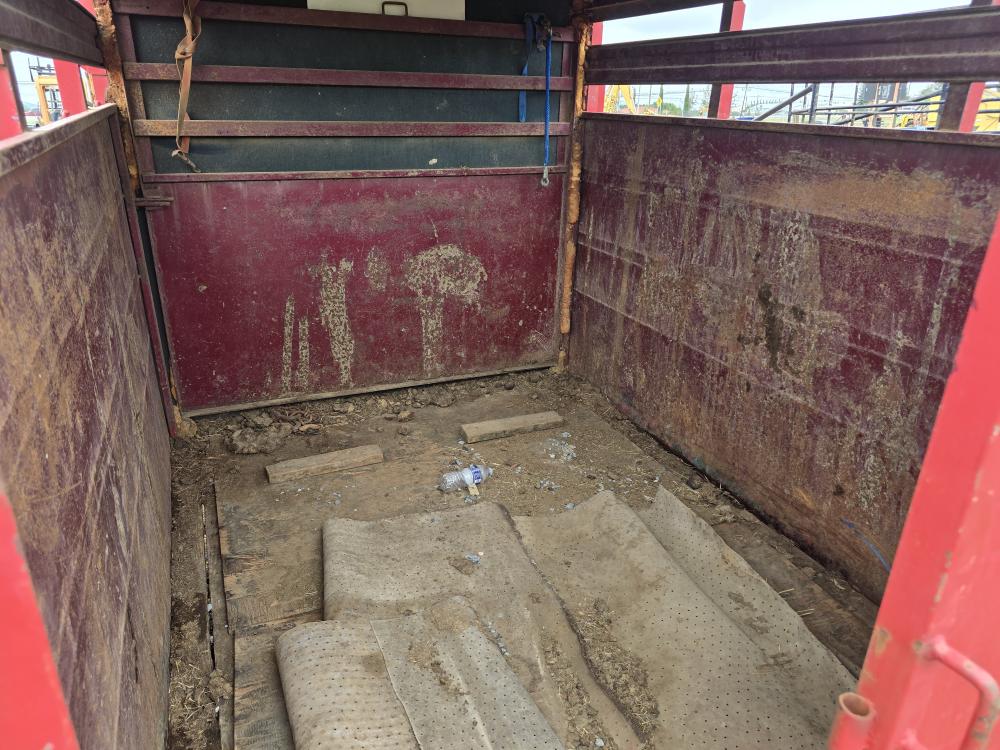 REMOLQUE PARA CABALLOS CON DORMITORIO