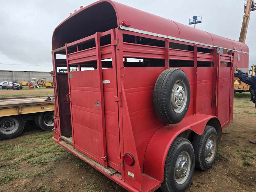 REMOLQUE PARA CABALLOS CON DORMITORIO