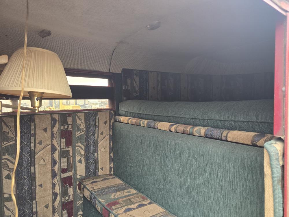 REMOLQUE PARA CABALLOS CON DORMITORIO