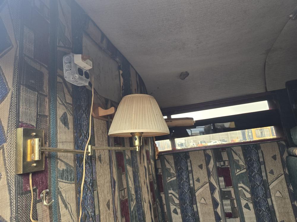 REMOLQUE PARA CABALLOS CON DORMITORIO