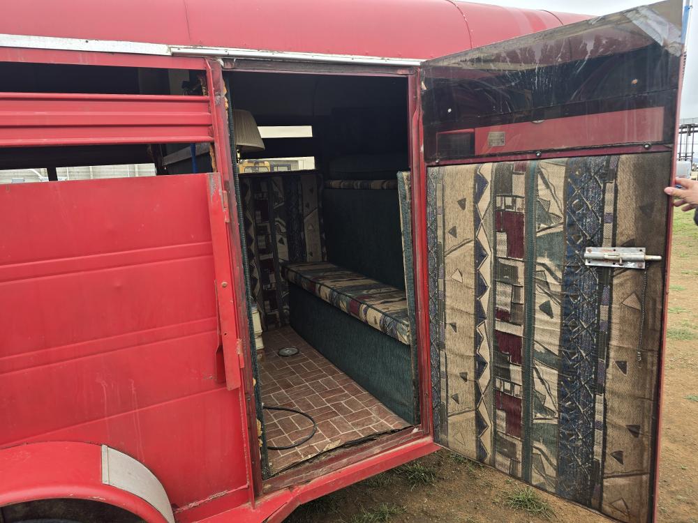 REMOLQUE PARA CABALLOS CON DORMITORIO