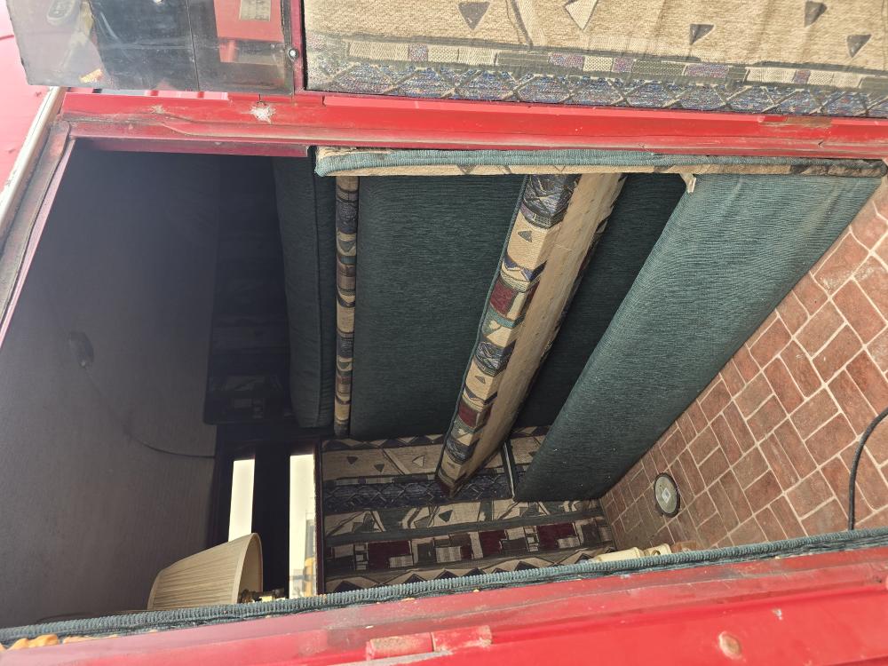 REMOLQUE PARA CABALLOS CON DORMITORIO