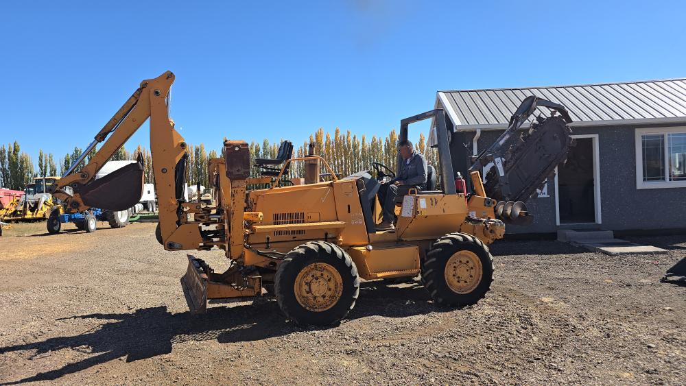 ZANJADORA CON BRAZO EXCAVADOR