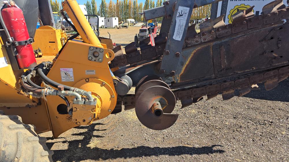 ZANJADORA CON BRAZO EXCAVADOR