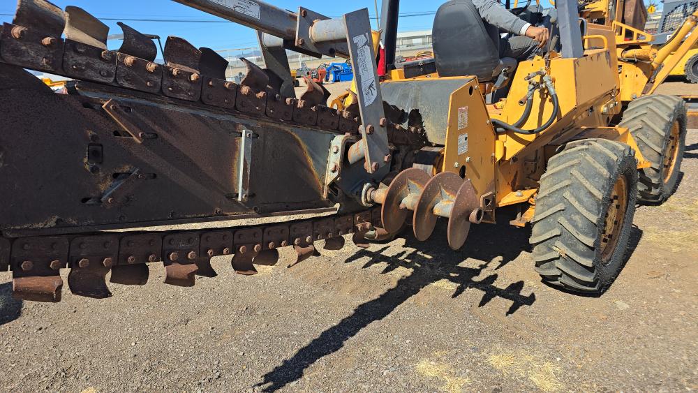 ZANJADORA CON BRAZO EXCAVADOR