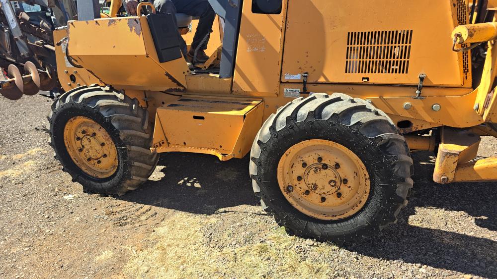 ZANJADORA CON BRAZO EXCAVADOR