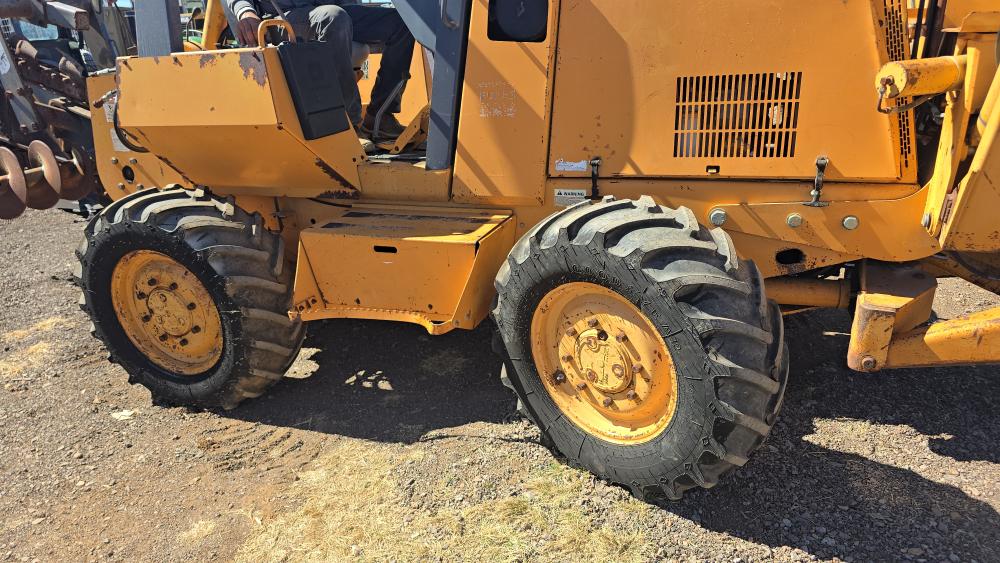 ZANJADORA CON BRAZO EXCAVADOR