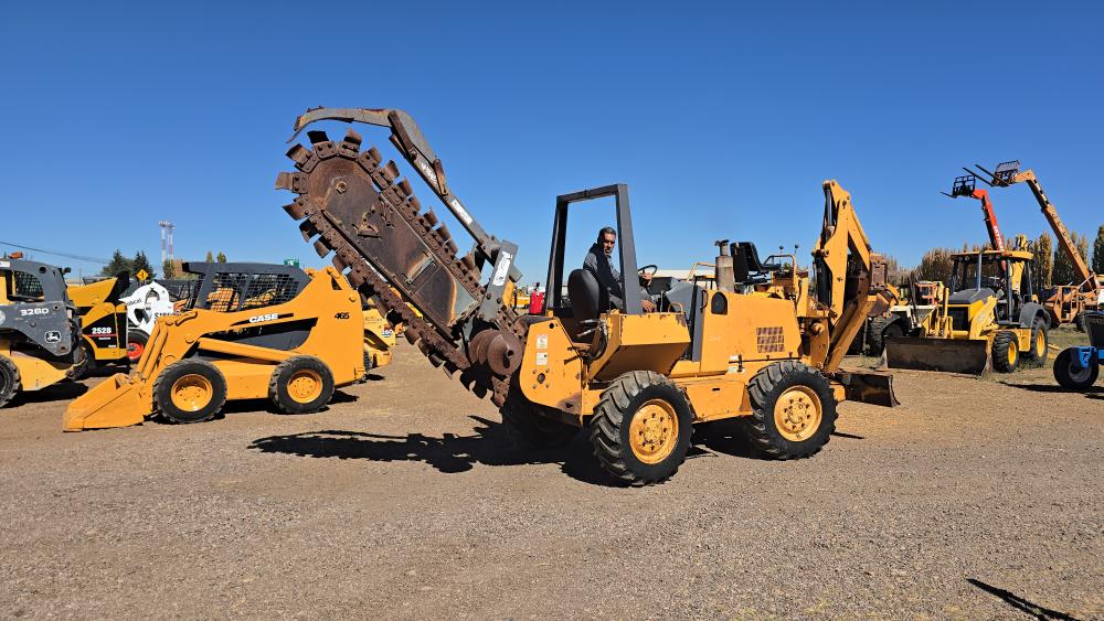 ZANJADORA CON BRAZO EXCAVADOR