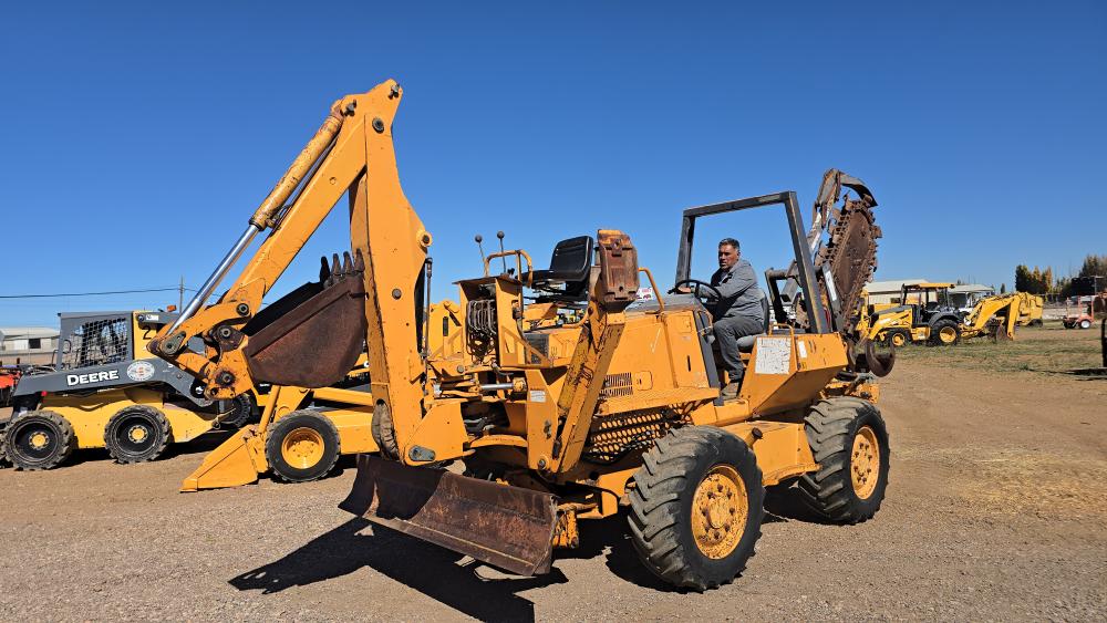 ZANJADORA CON BRAZO EXCAVADOR