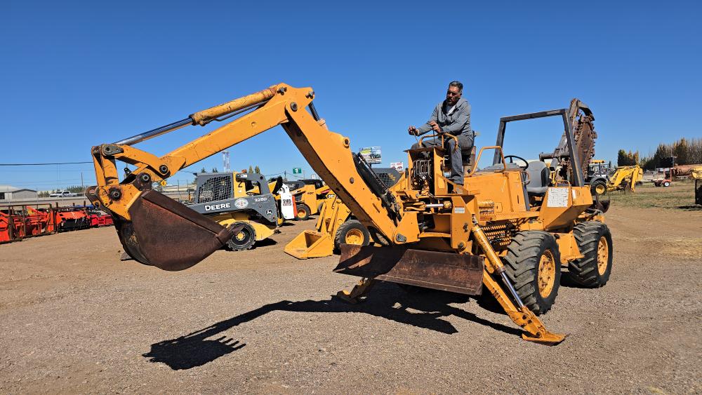 ZANJADORA CON BRAZO EXCAVADOR