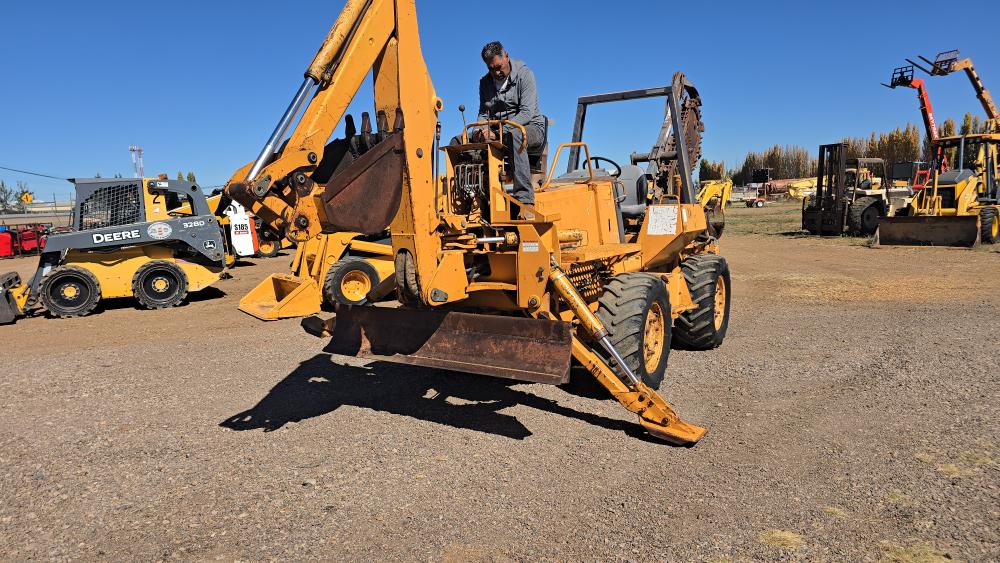 ZANJADORA CON BRAZO EXCAVADOR