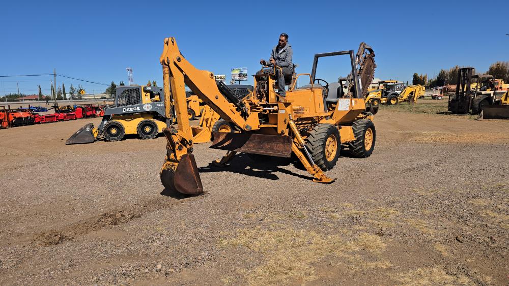 ZANJADORA CON BRAZO EXCAVADOR