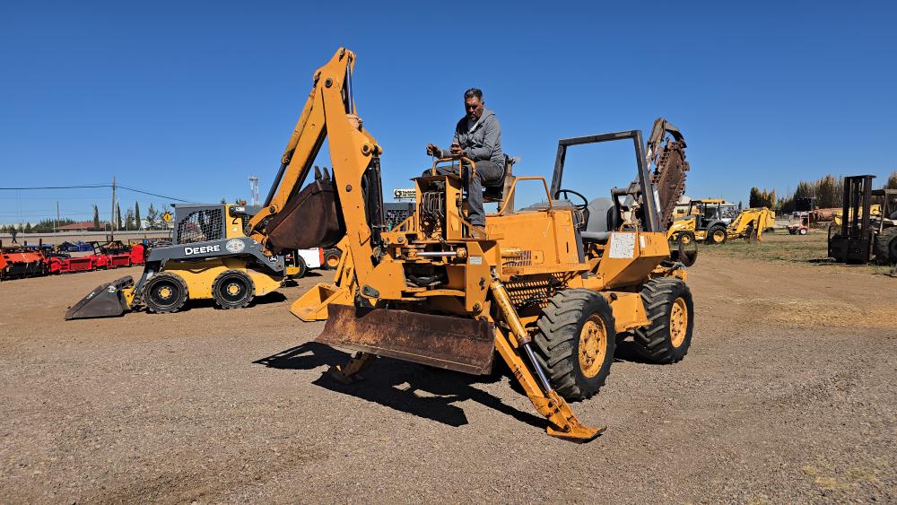 ZANJADORA CON BRAZO EXCAVADOR