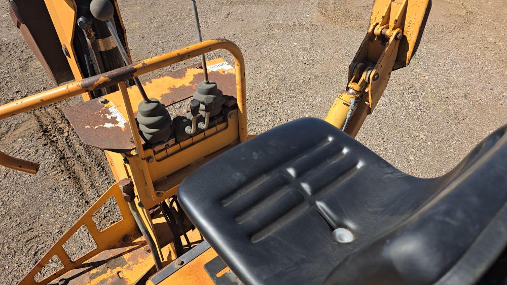 ZANJADORA CON BRAZO EXCAVADOR