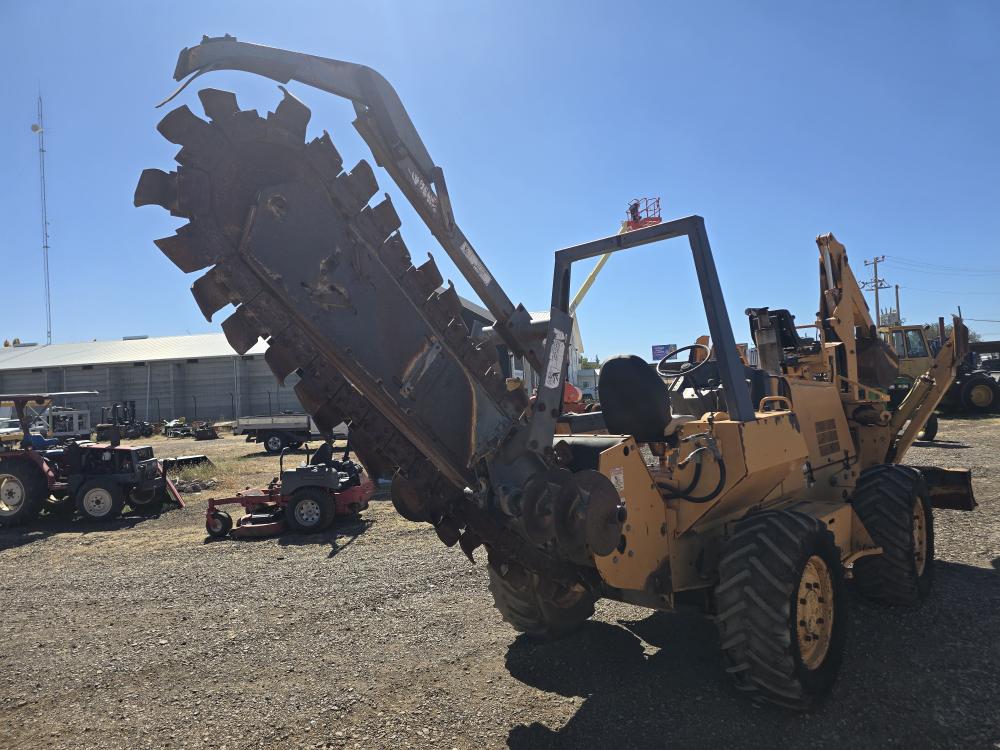 ZANJADORA CON BRAZO EXCAVADOR