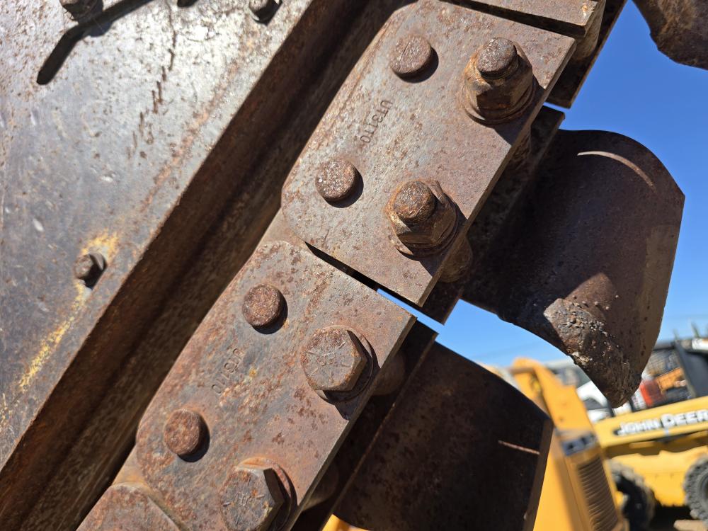 ZANJADORA CON BRAZO EXCAVADOR