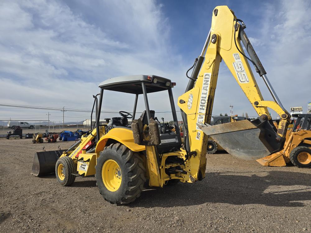 RETROEXCAVADORA NEWHOLLAN