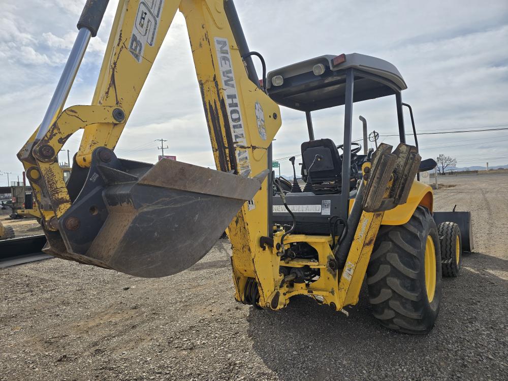 RETROEXCAVADORA NEWHOLLAN