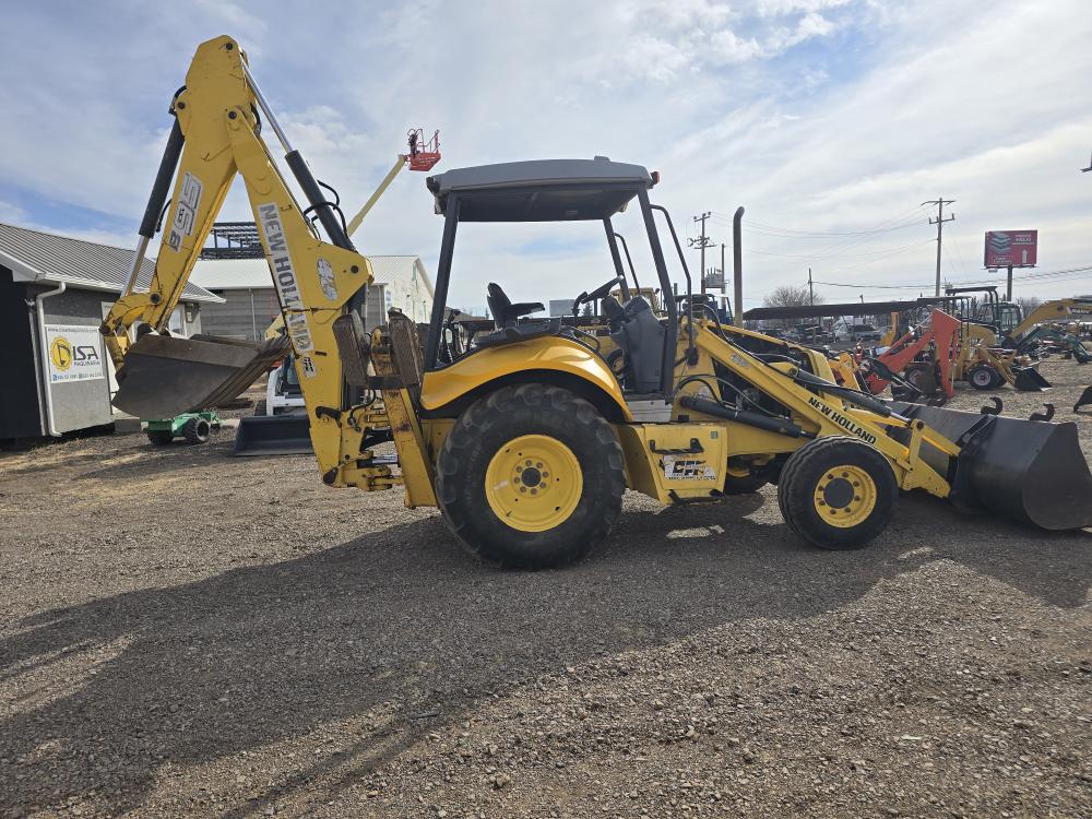 RETROEXCAVADORA NEWHOLLAN