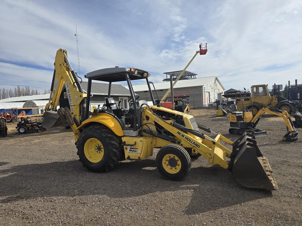 RETROEXCAVADORA NEWHOLLAN