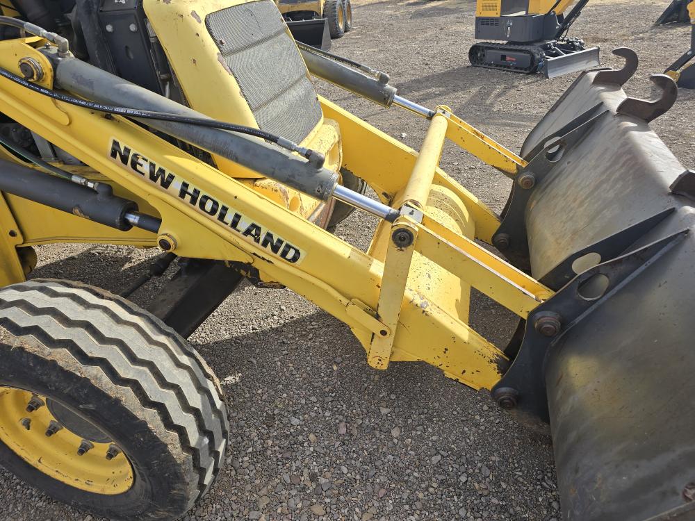 RETROEXCAVADORA NEWHOLLAN