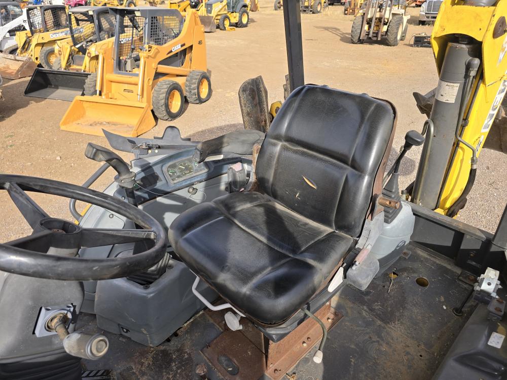 RETROEXCAVADORA NEWHOLLAN