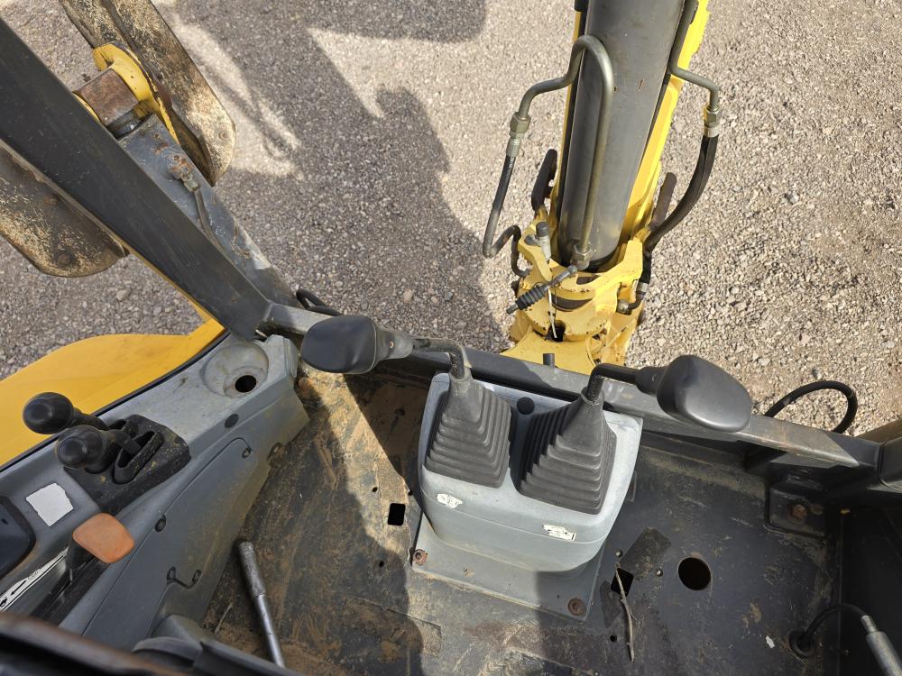 RETROEXCAVADORA NEWHOLLAN